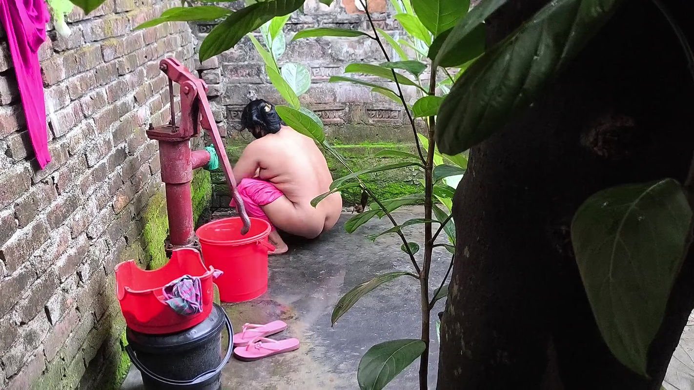 I see my aunty going to take a bath after I hugged and Fucking ass