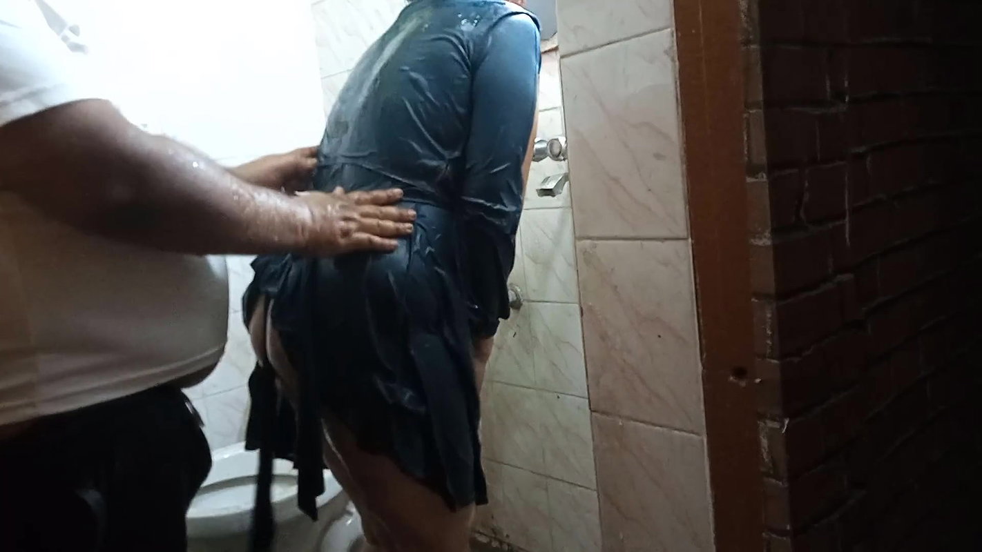 Desi couple’s bathroom sex video while bathing together