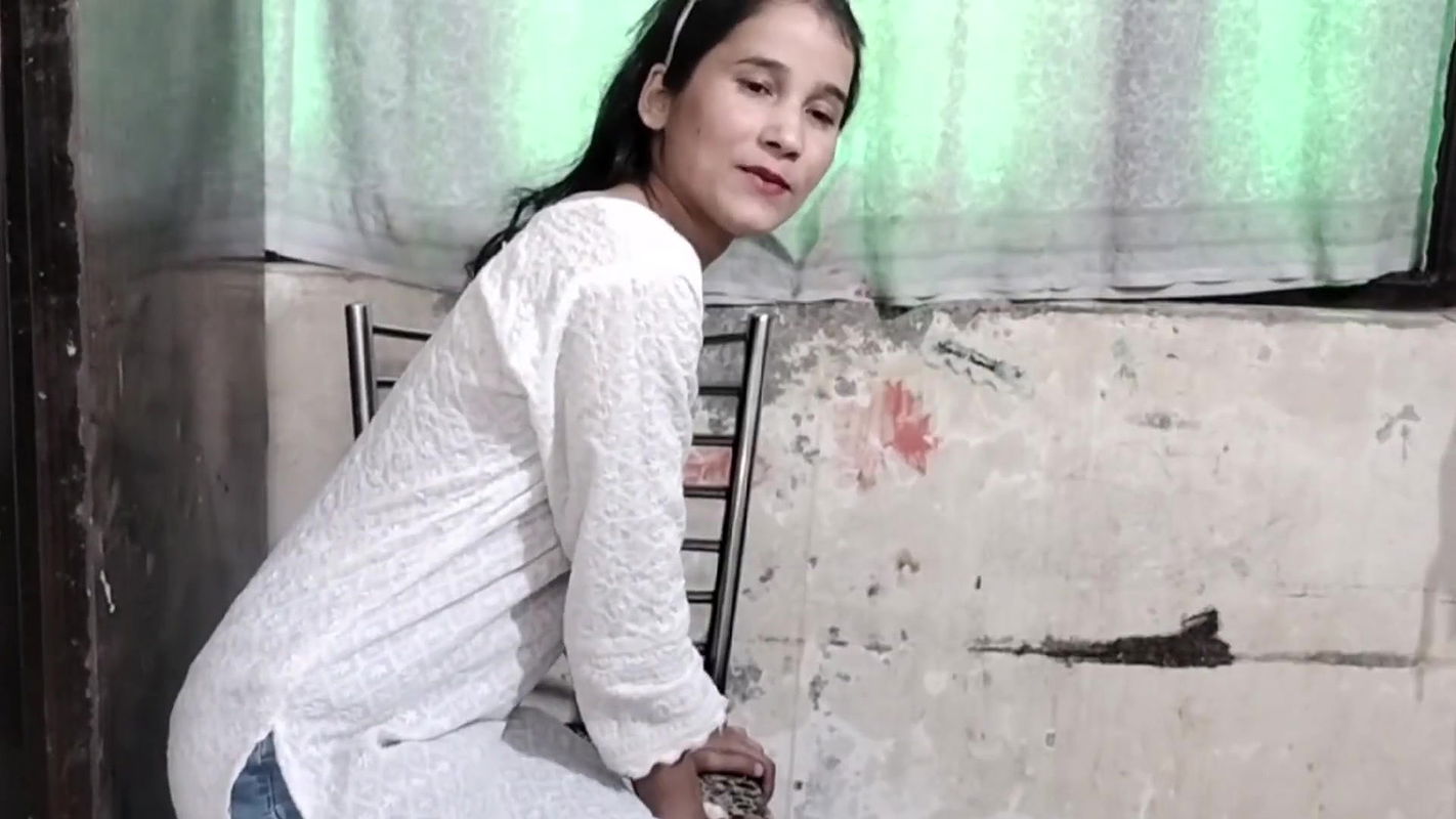 Step sister porn dekh rhi thi step bhai ne pel diya