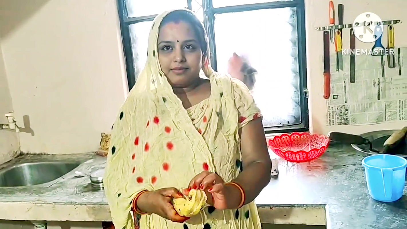 Desi Bhabhi Fuking Hard-core kichen with Banana