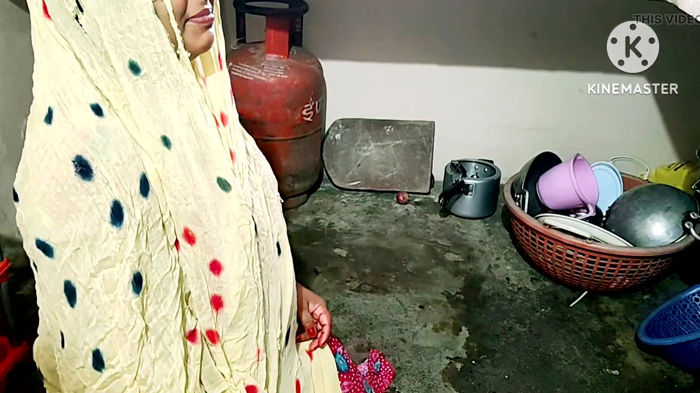 Desi Bhabhi Fuking Hard-core kichen with Banana