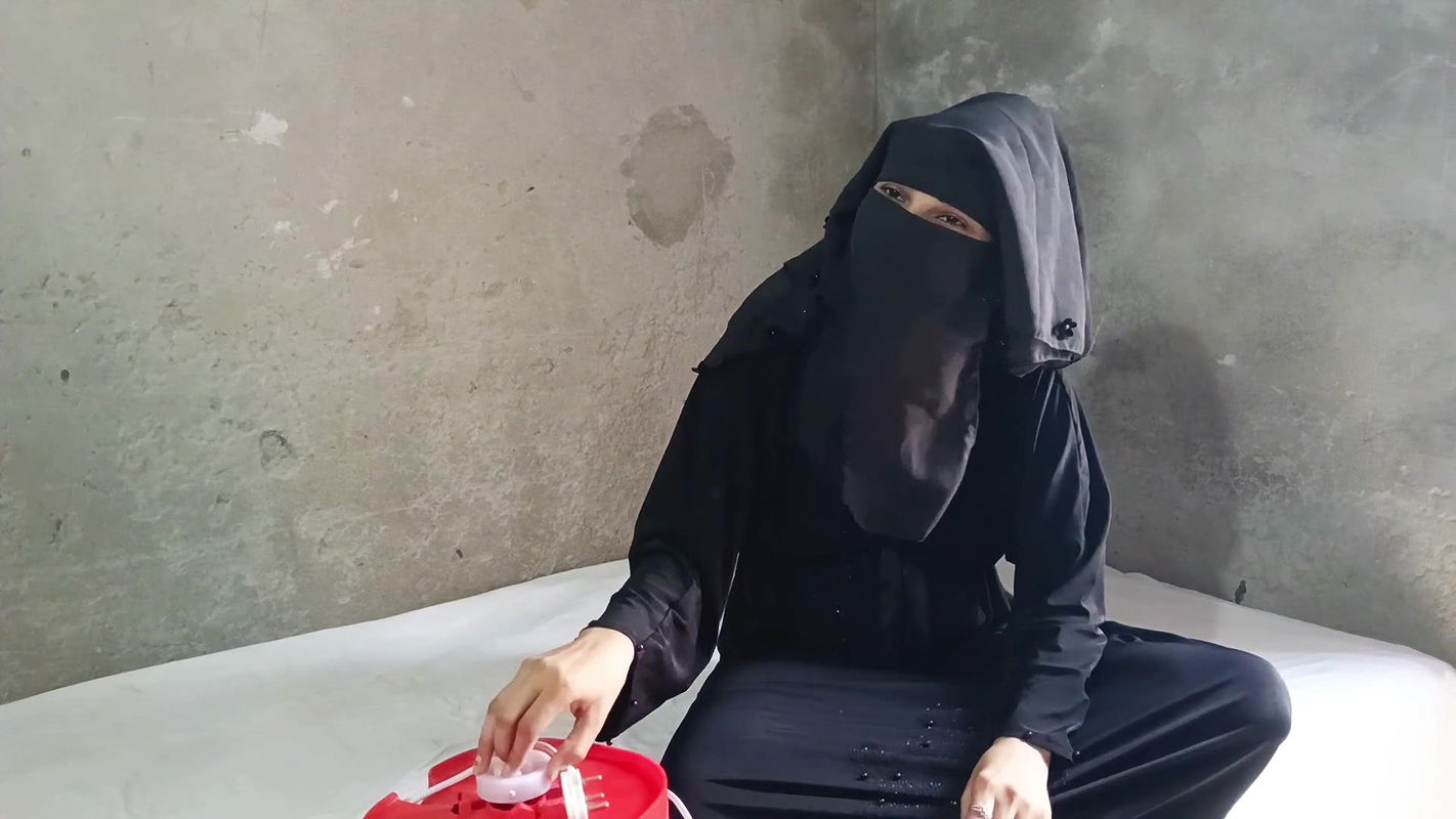 Muslim women was hardly fucked by electrician