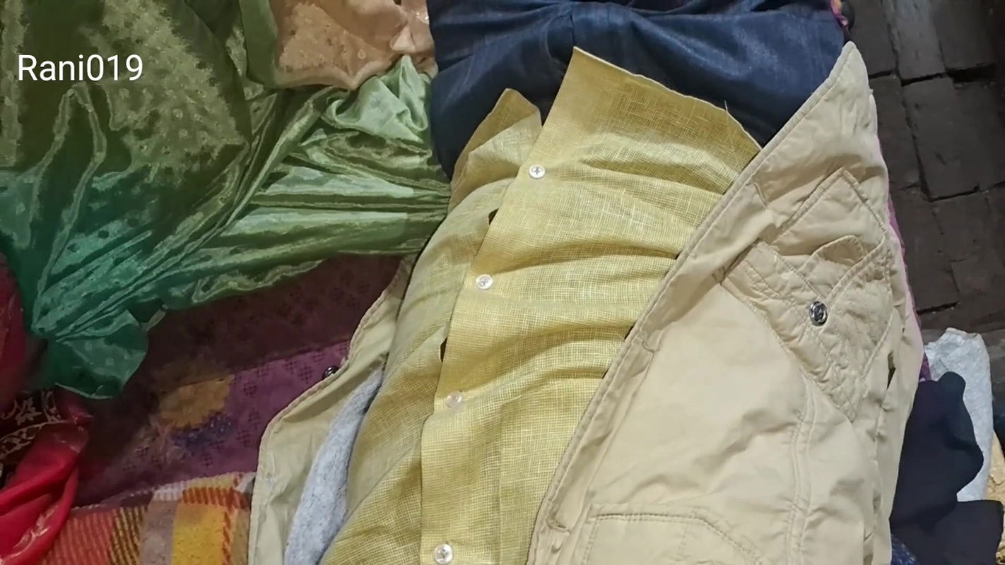 Bhabhi ne khet me moot diya Indian desi hauswaif Rani bhabhi ko khet me moot te huye pakda devar ne ki bhabhi ki chud