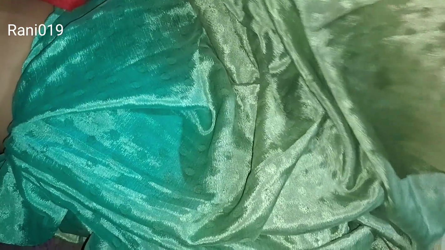 Bhabhi ne khet me moot diya Indian desi hauswaif Rani bhabhi ko khet me moot te huye pakda devar ne ki bhabhi ki chud