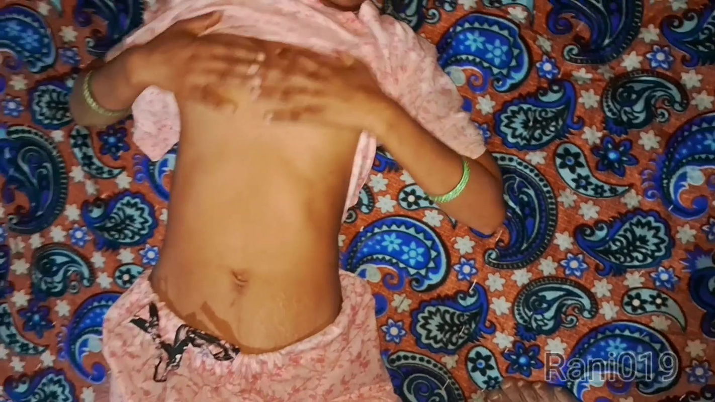 Desi hauswaif soni bhabhi ki chudayi Desi girl faking soni bhabhi ji ki chikh nikal gaya devar ne bhabhi ko ghodi bana ke choda