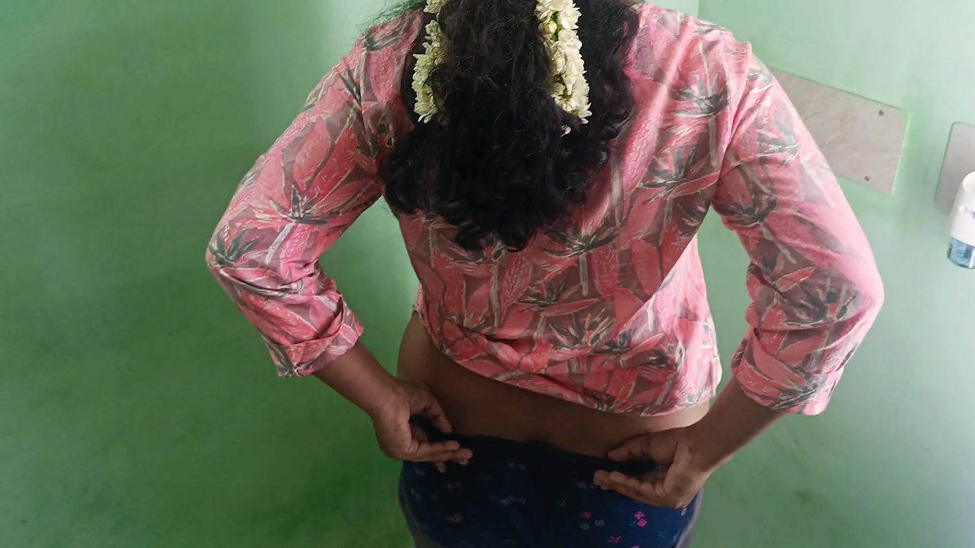 Married mallu aunty showing hot structure romance with jasmine