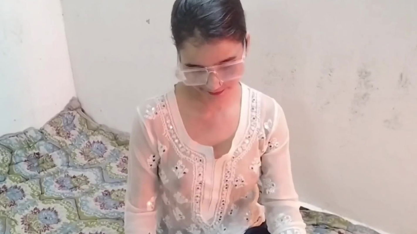 Desi bhabhi ko dever ne gift deke chod diya