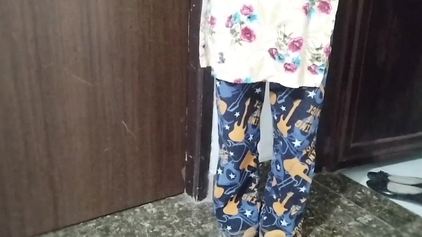 Desi aunty ko saman dene ke bahane pel diya