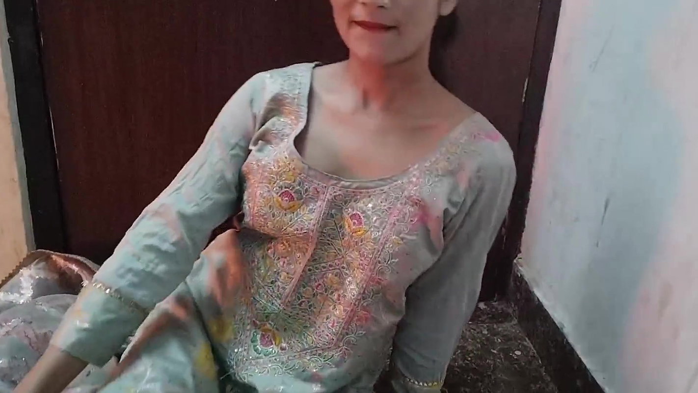 Step sister ko bathroom me pakad ke pel diya