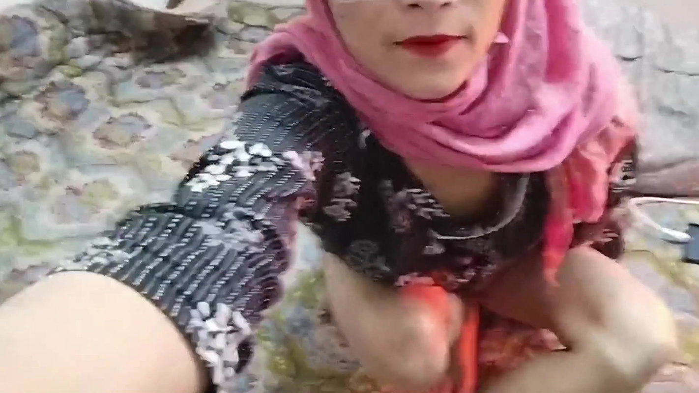 Muslim bhabhi showed her choochi and left me