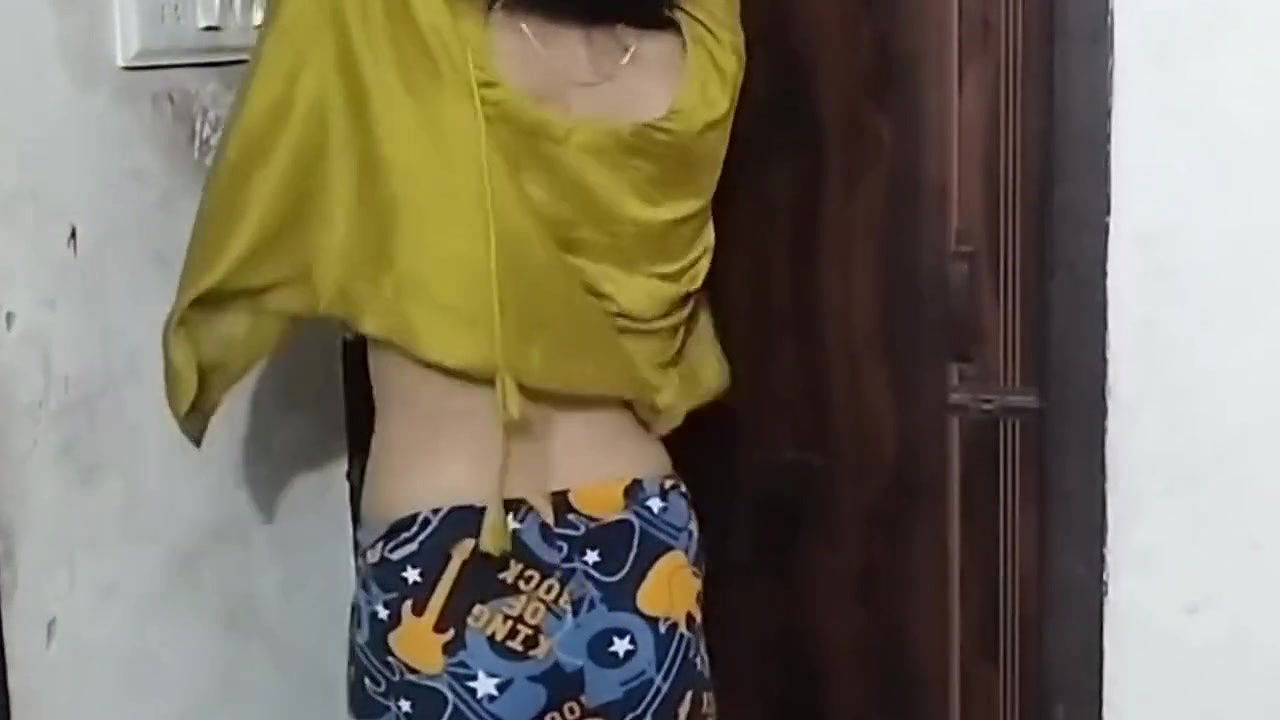 Aunty ko saman dene ke bahane pel diya