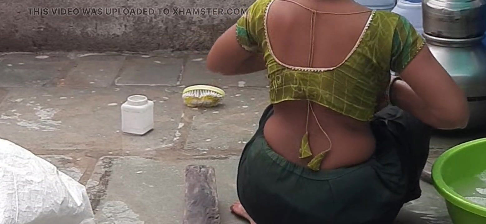 Beautiful maid hot skinny waist Ali asked that I started bathing in the open courtyard of my house, I secretly took a look