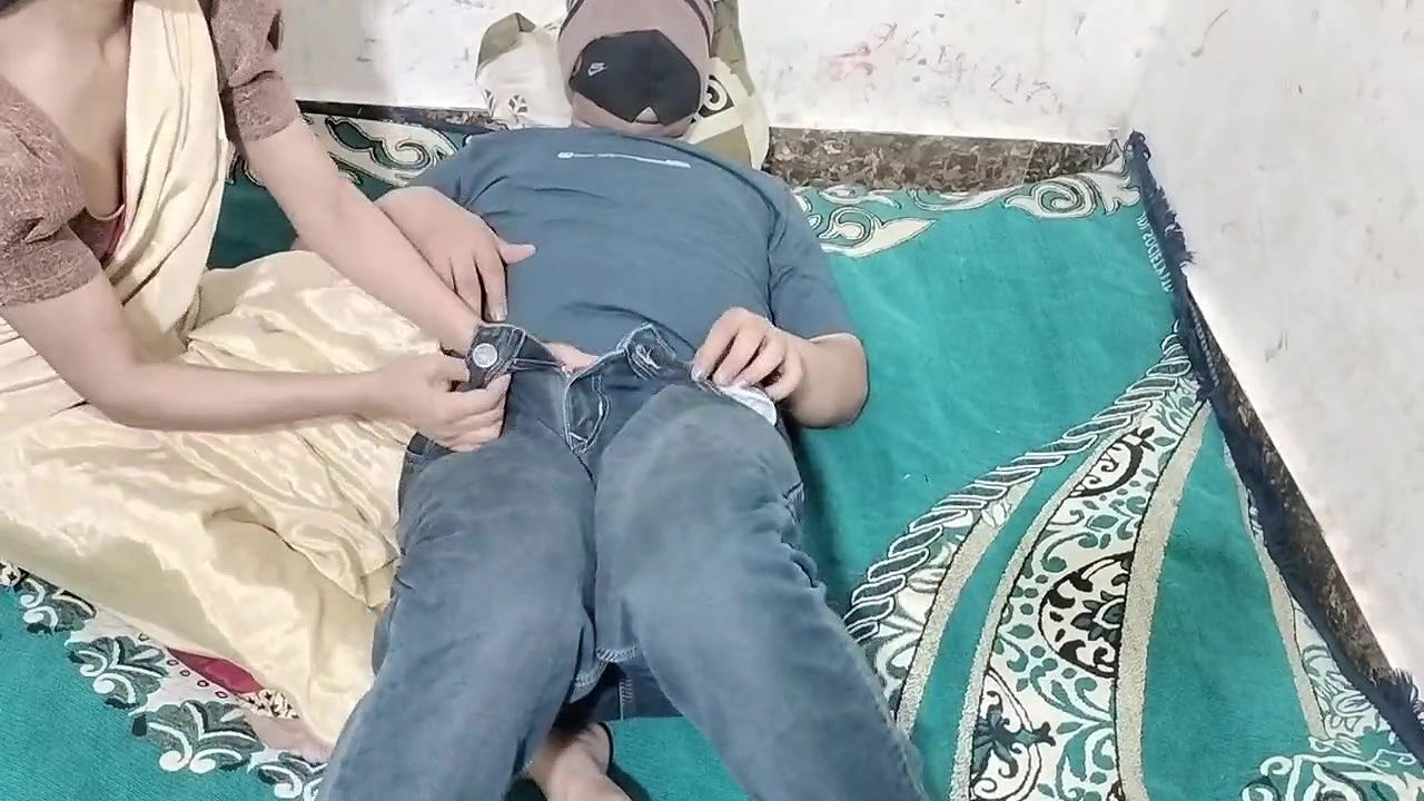 Bhabhi ki chuchi ka doodh nikal kar pee gya