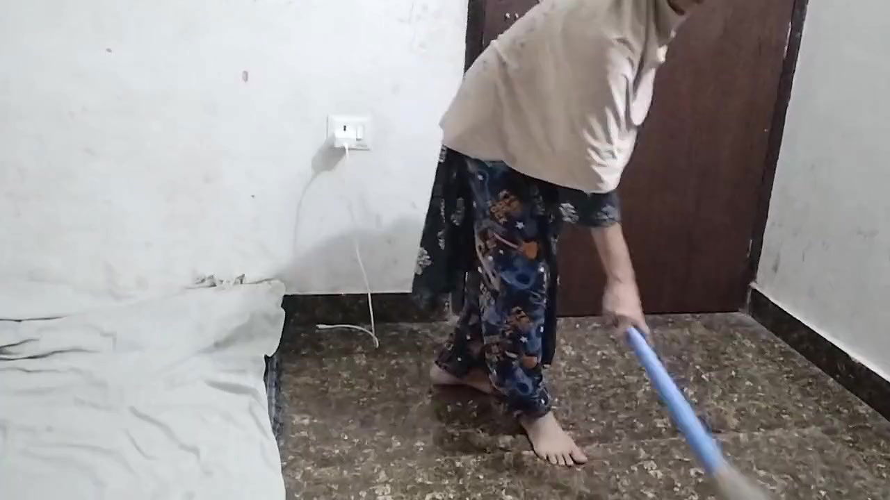 Bhabhi ko chod kar bur se paani nikala