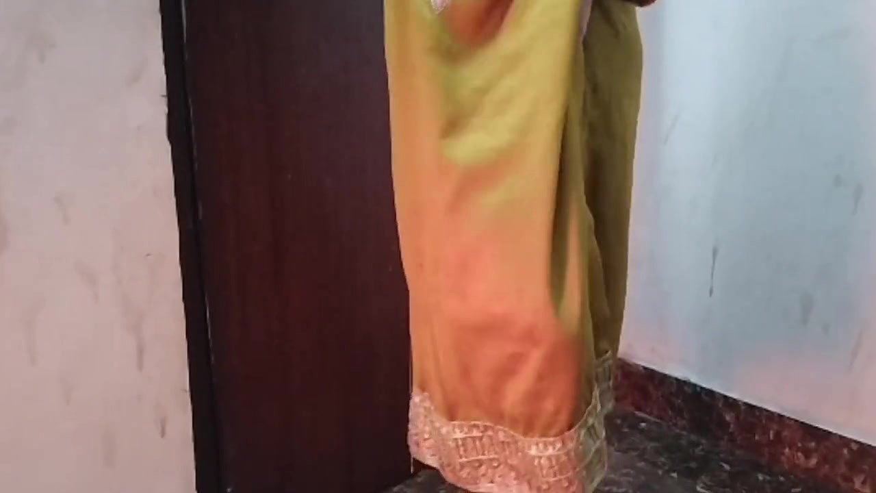 Bhabhi ko gandi gandi video dikha kar chod diya