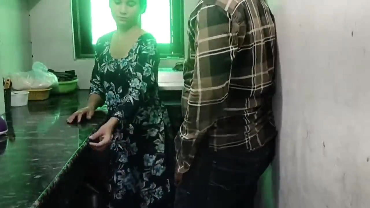 Bhabhi ko gandi gandi video dikha kar jabar dasti pela