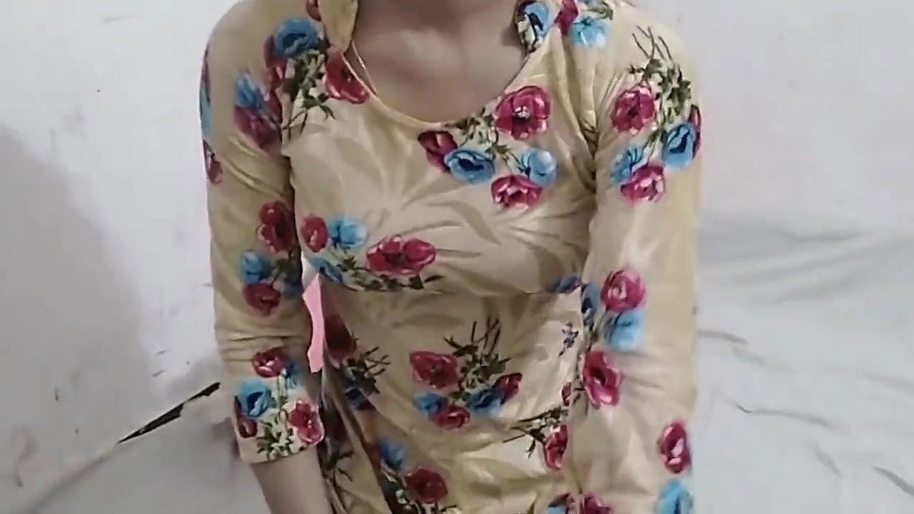 Bhabhi ko gandi gandi video dikha kar step sister ke samne chod diya