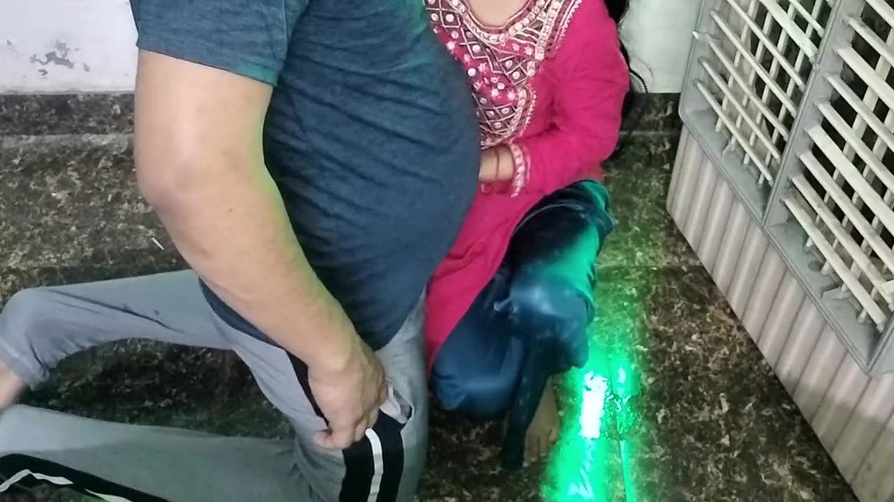 Bhabhi ko gandi video dikha kar jabar dasti pela