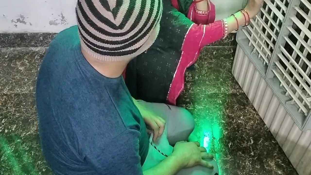 Bhabhi ko gandi video dikha kar jabar dasti pela