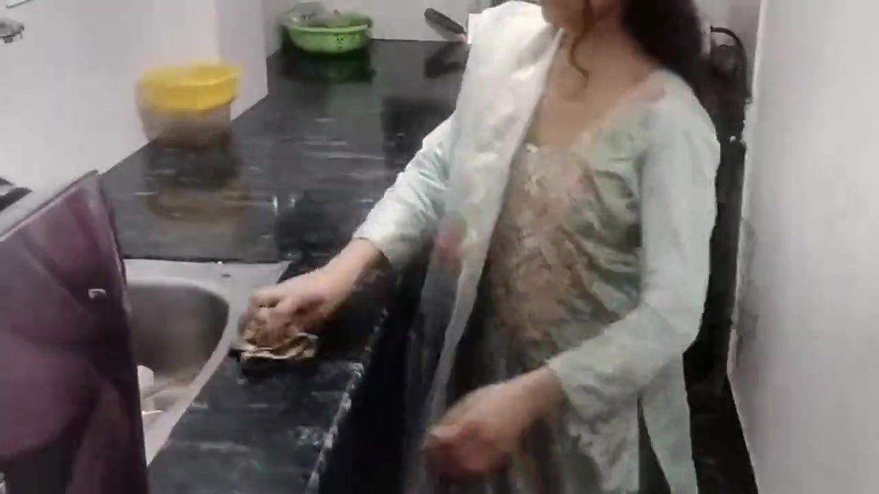 Bhabhi ko gandi video dikha kar jabar dasti pela