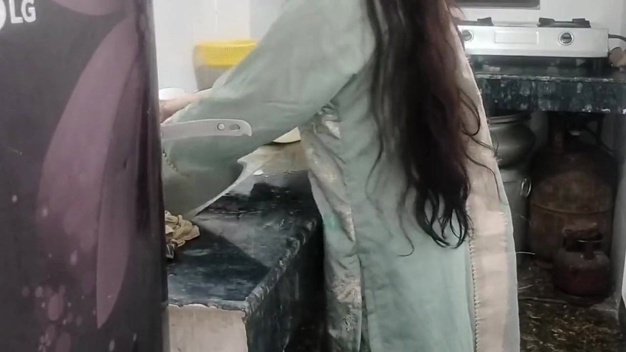 Bhabhi ko gandi video dikha kar jabar dasti pela