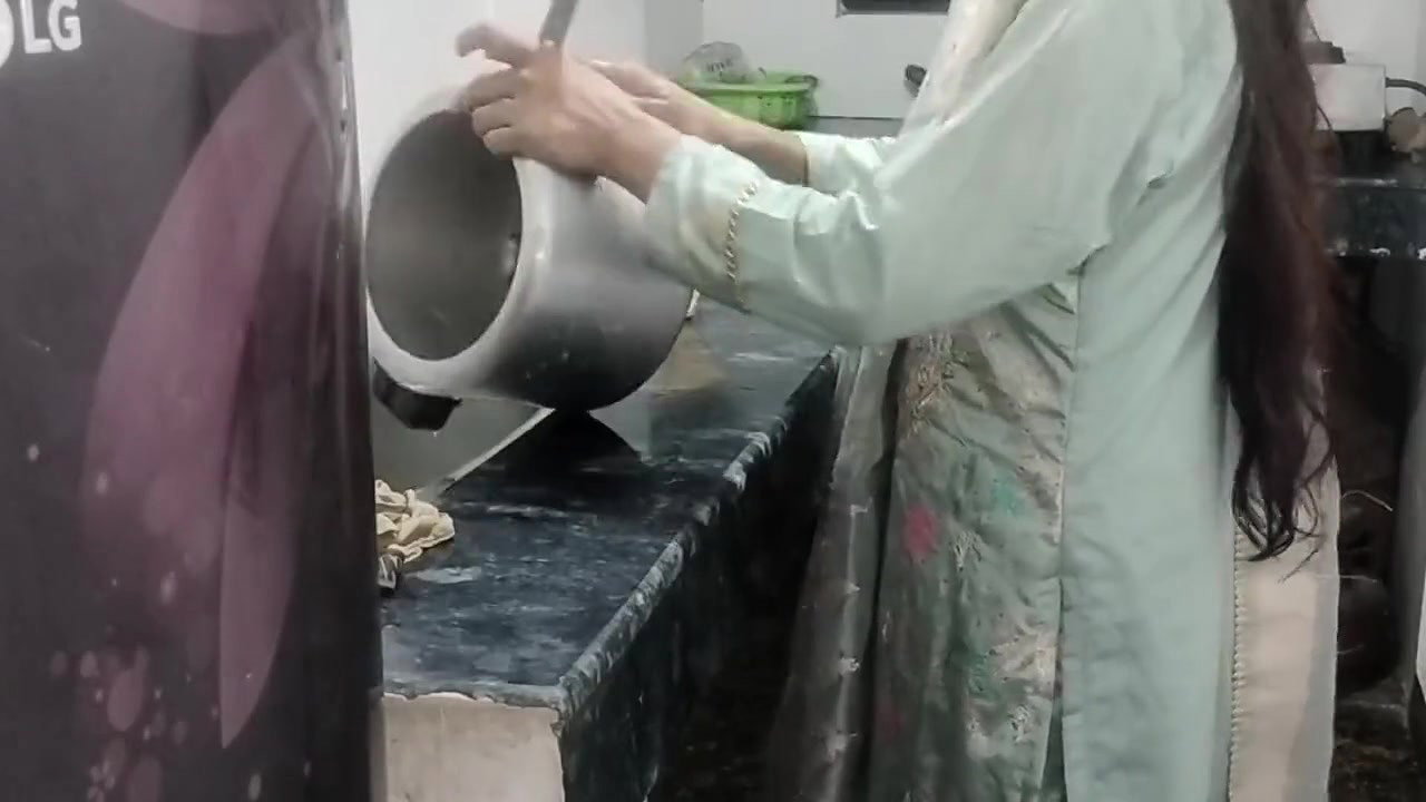 Bhabhi ko gandi video dikha kar jabar dasti pela