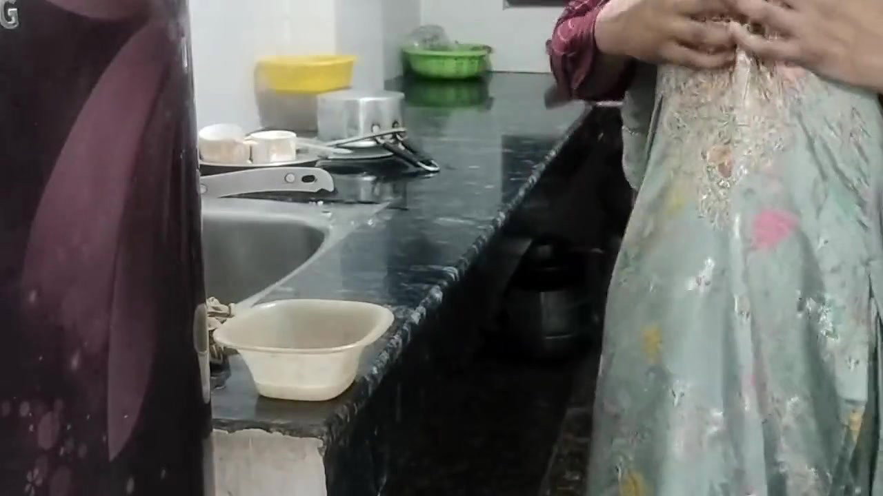 Bhabhi ko gandi video dikha kar jabar dasti pela