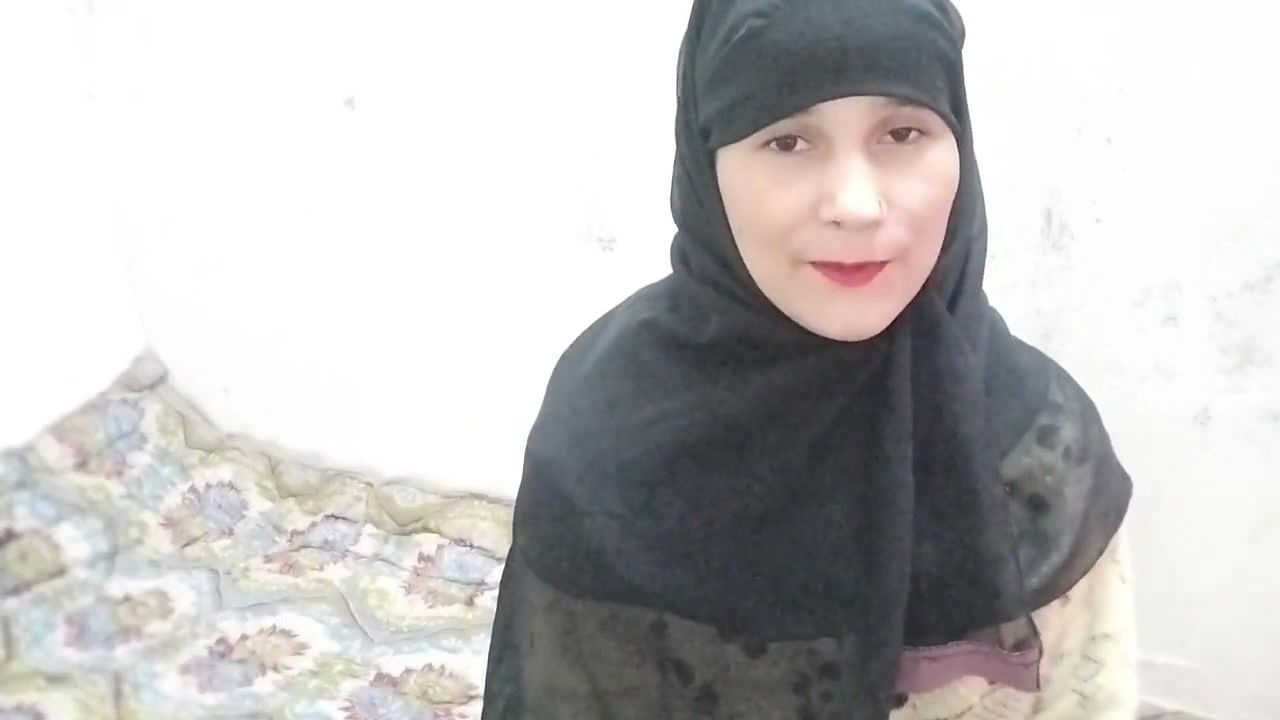 Bhabhi ko gandi video dikha kar step sister ke samne pel diya