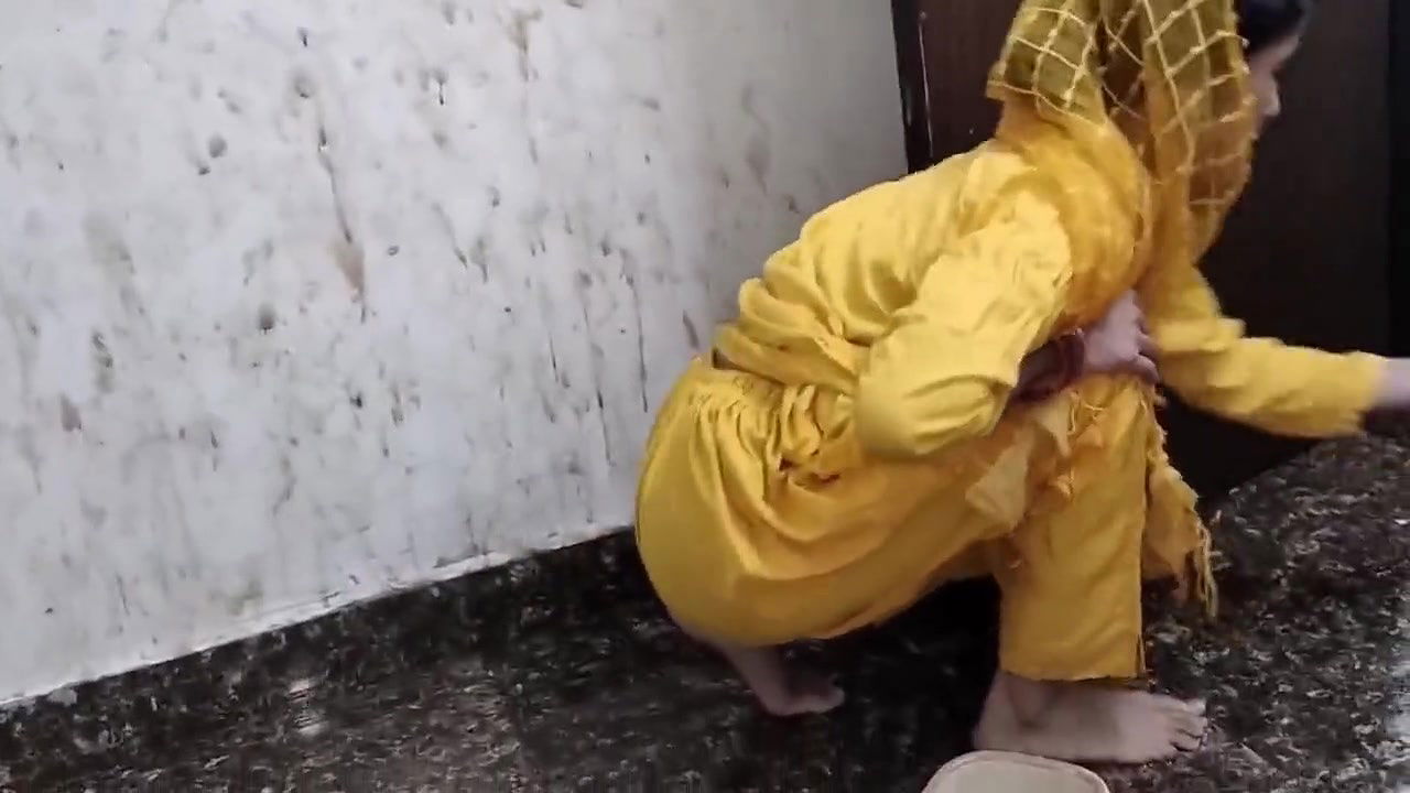 Bhabhi ko safai karte karte hi chod diya