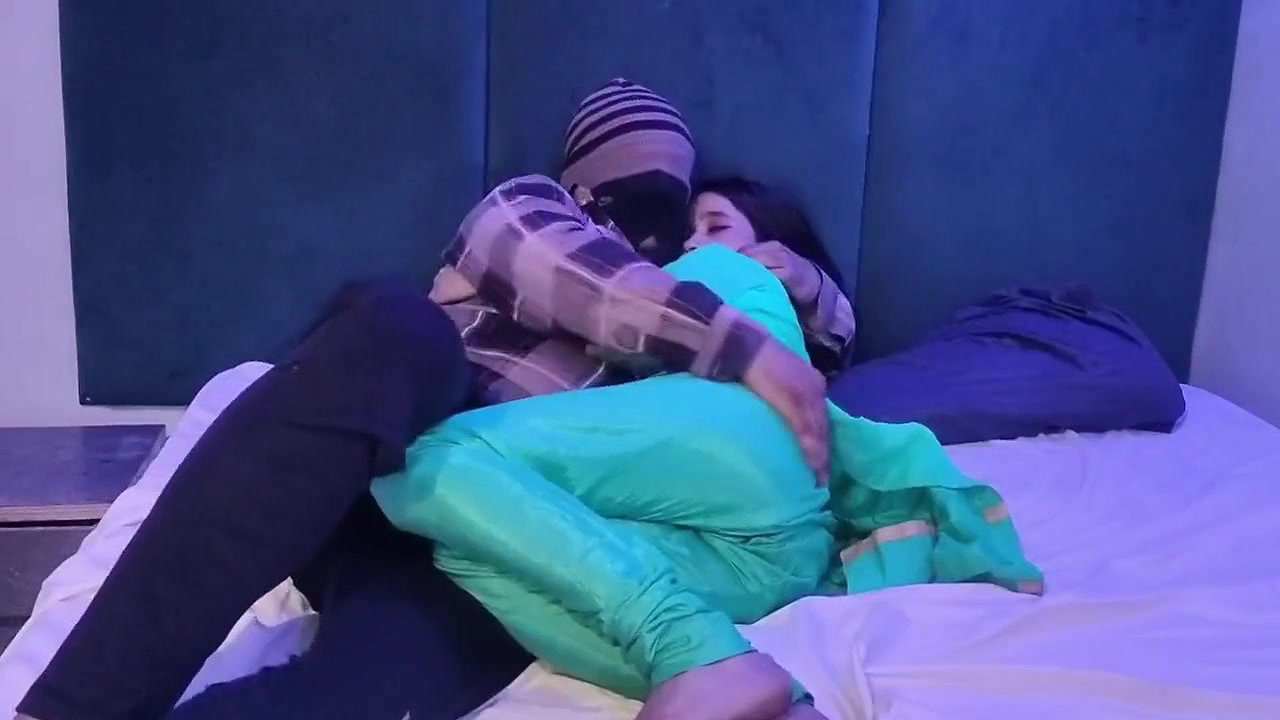 Boyfriend ko call kar ke ghar pe bula kar pelaii