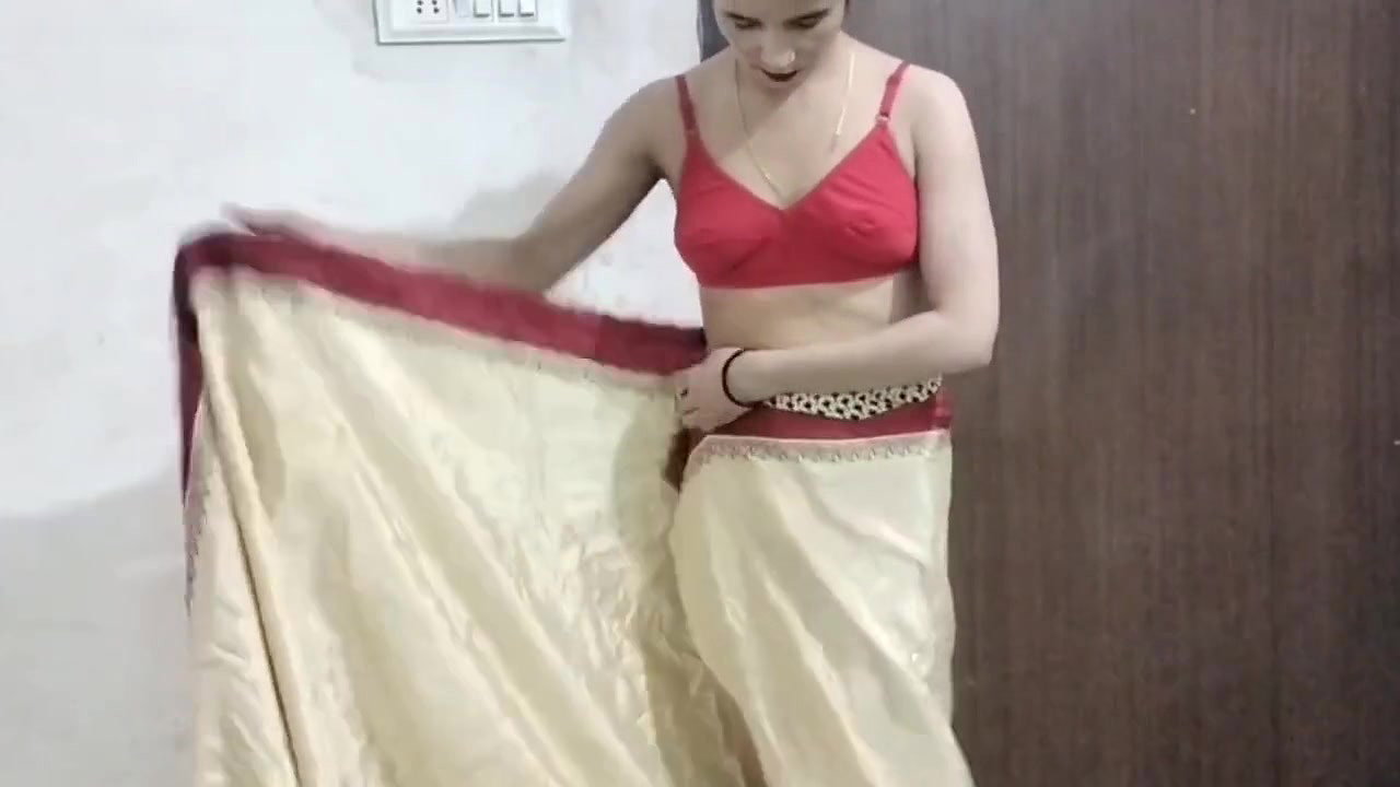 Chachi ko akele dekh mera land khara ho gya