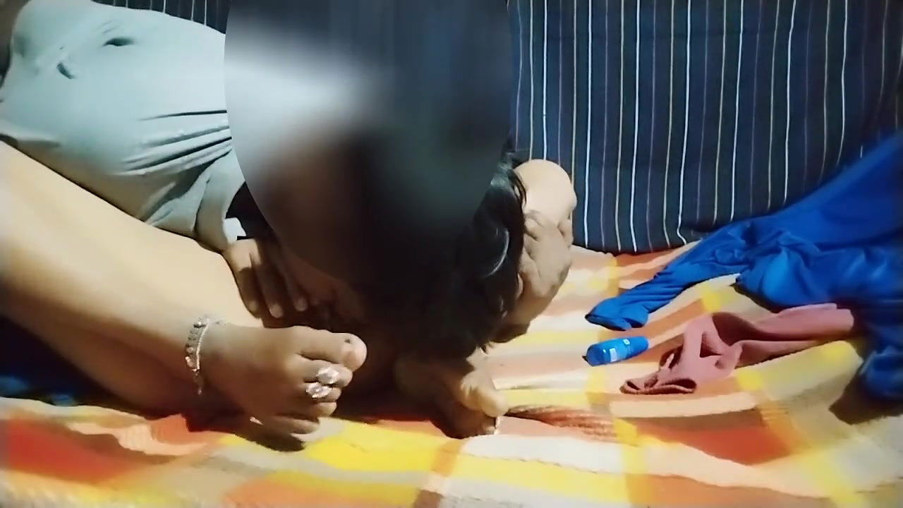 Choti bhabhi ne apni choti ke andar hi Pani nikala Gaya bhabhi ne apni choti me devar ka land ki pakad kar liya