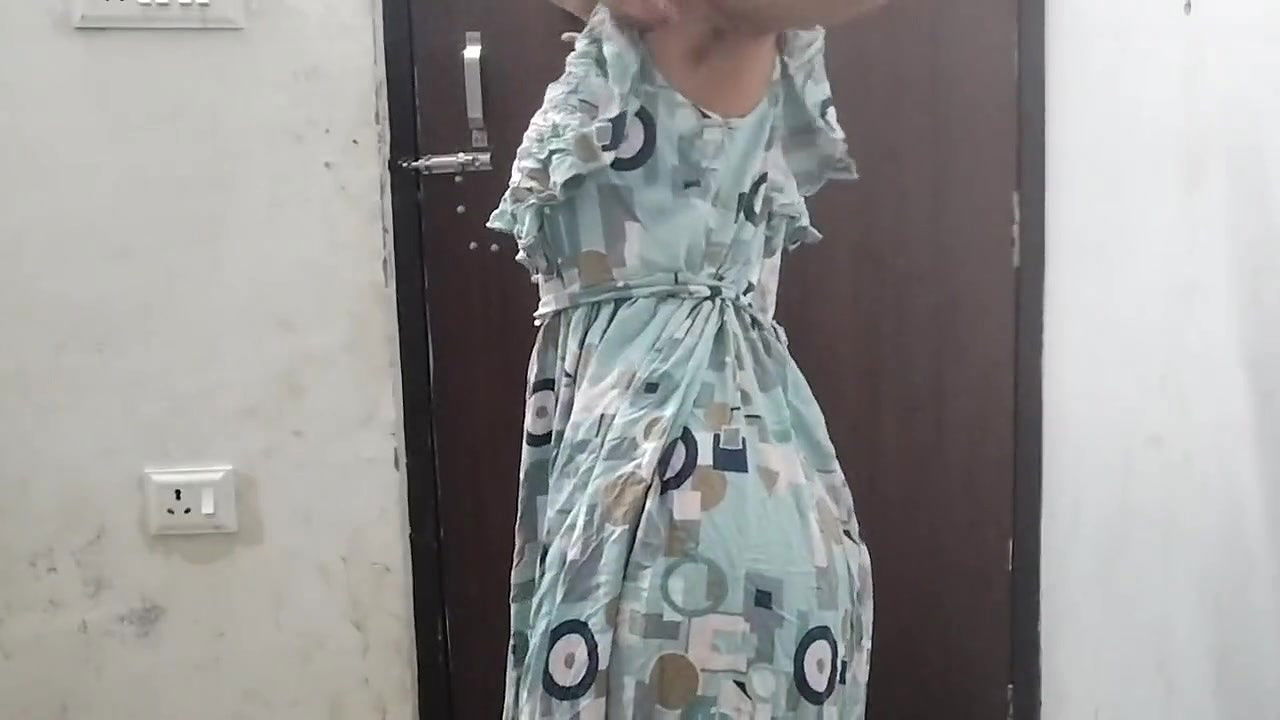 Desi aunty ko saman dene ke bahane pel diya hai