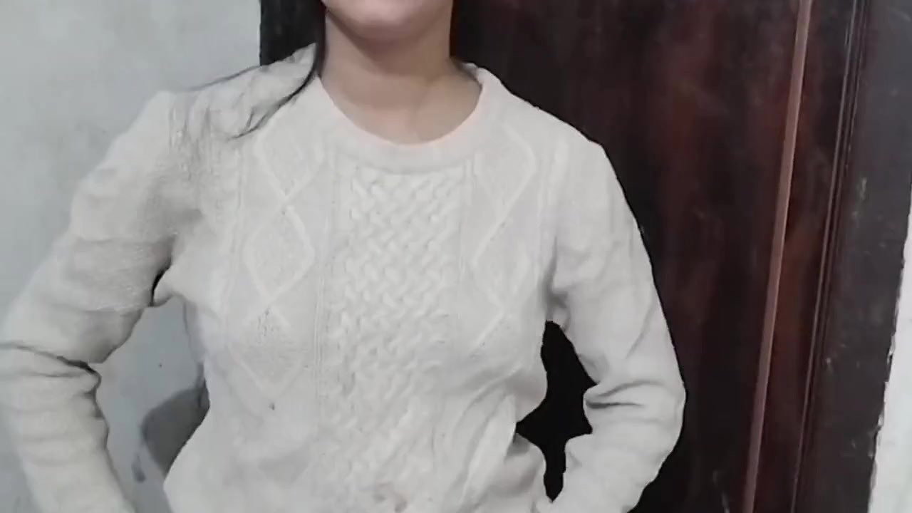 Desi aunty ko saman dene ke bahane pel