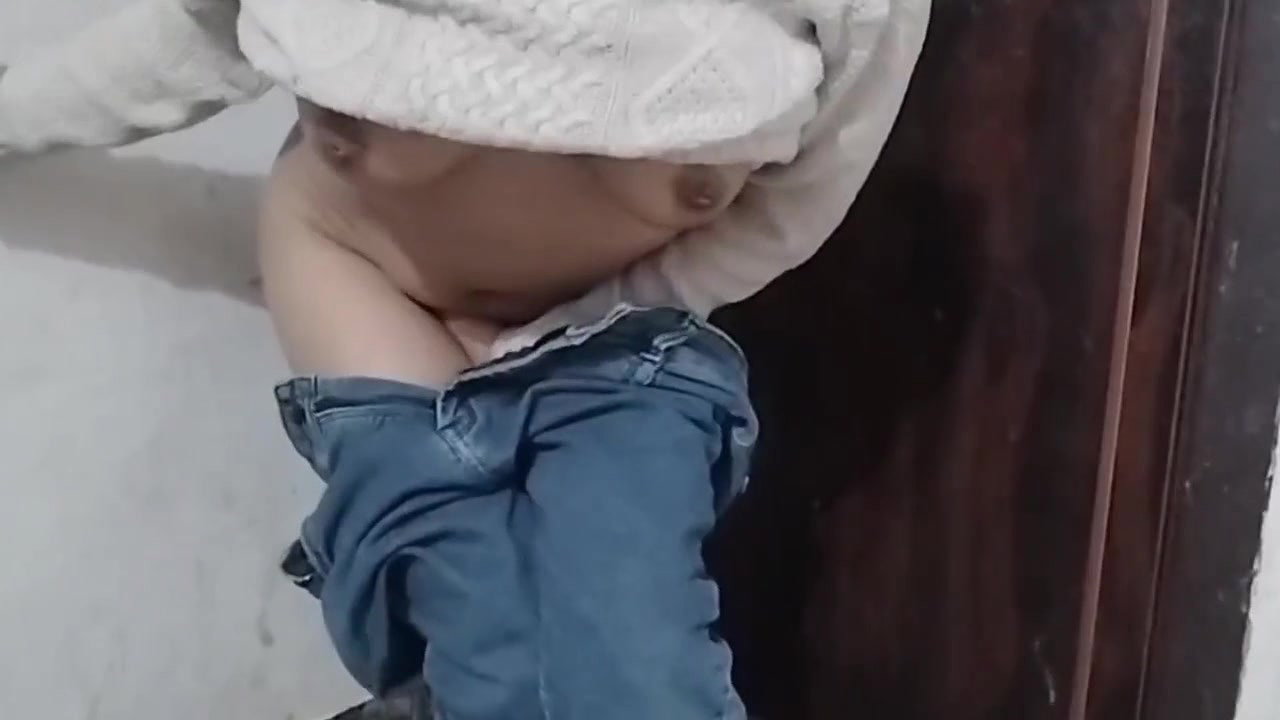 Desi aunty ko saman dene ke bahane pel