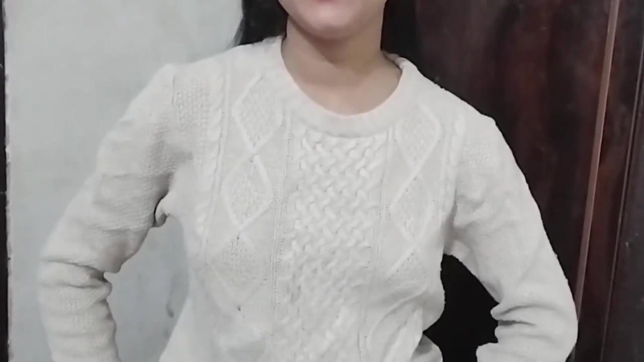 Desi aunty ko saman dene ke bahane pel