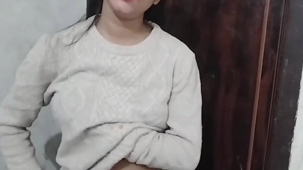 Desi aunty ko saman dene ke bahane pel