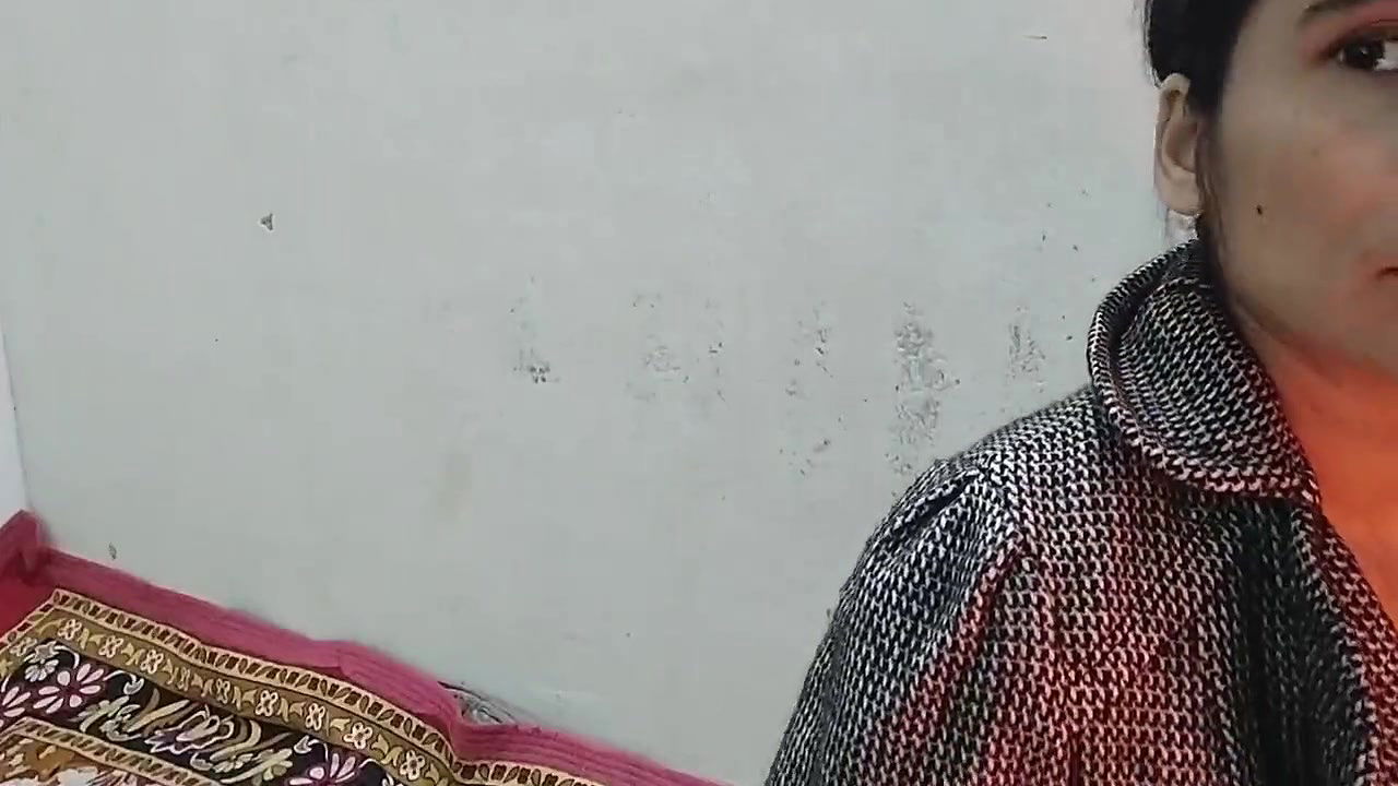 Desi hot girl ko saman dene ke bahane pel diya