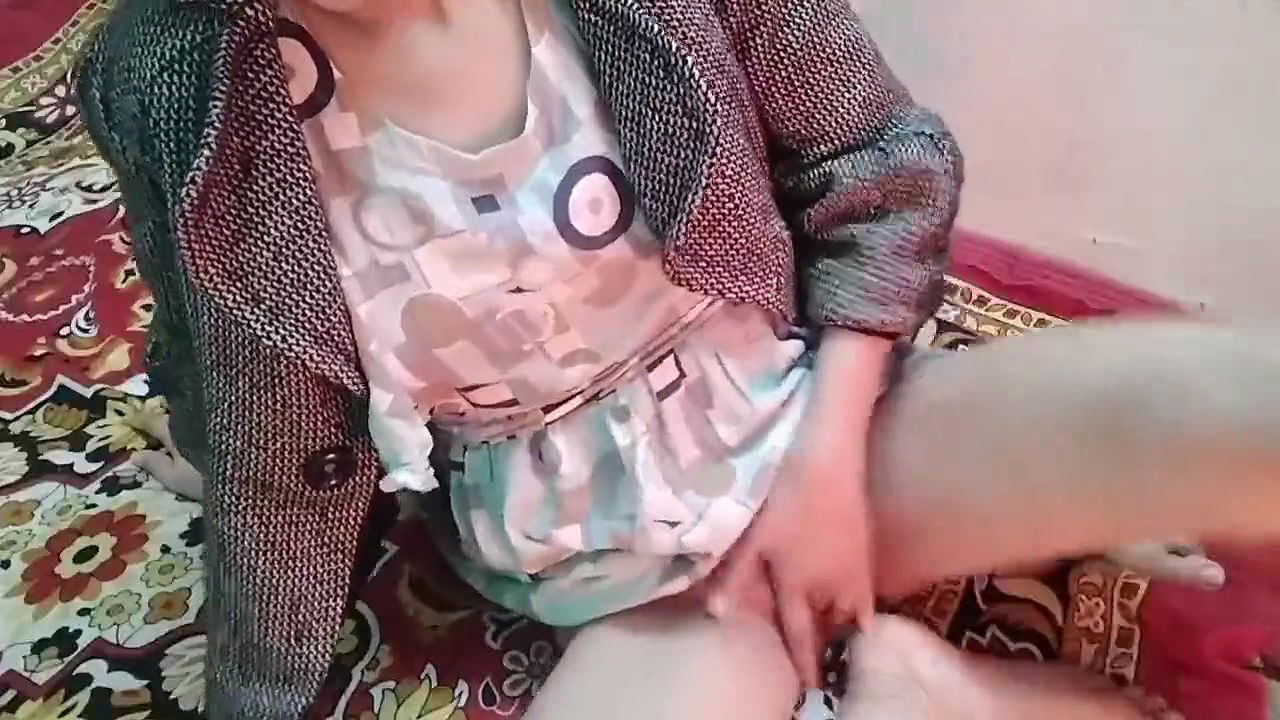 Desi hot girl ko saman dene ke bahane pel diya