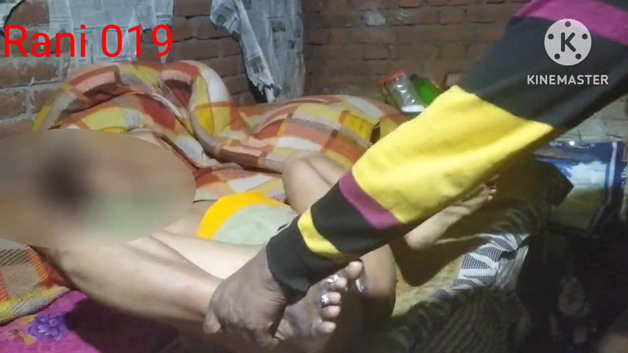 Desi housewife ki chudayi bistar padi Bibi ko garam kare key ghodi bana ke chodha