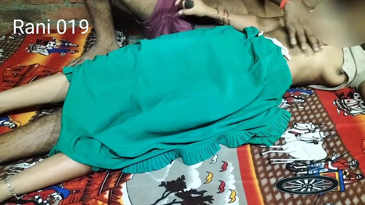 Desi housewife Rubi bhabhi ki mast chudayi devar ne bhabhi ko garam kare key ghodi bana ke chodha