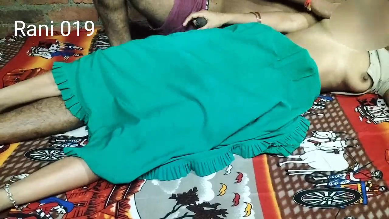 Desi housewife Rubi bhabhi ki mast chudayi devar ne bhabhi ko garam kare key ghodi bana ke chodha