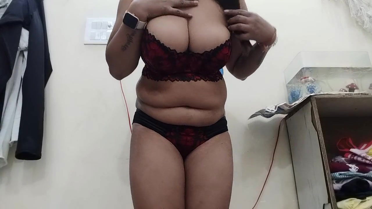 Desi Milf Mona doing Fingaring in her pussy and show boobs