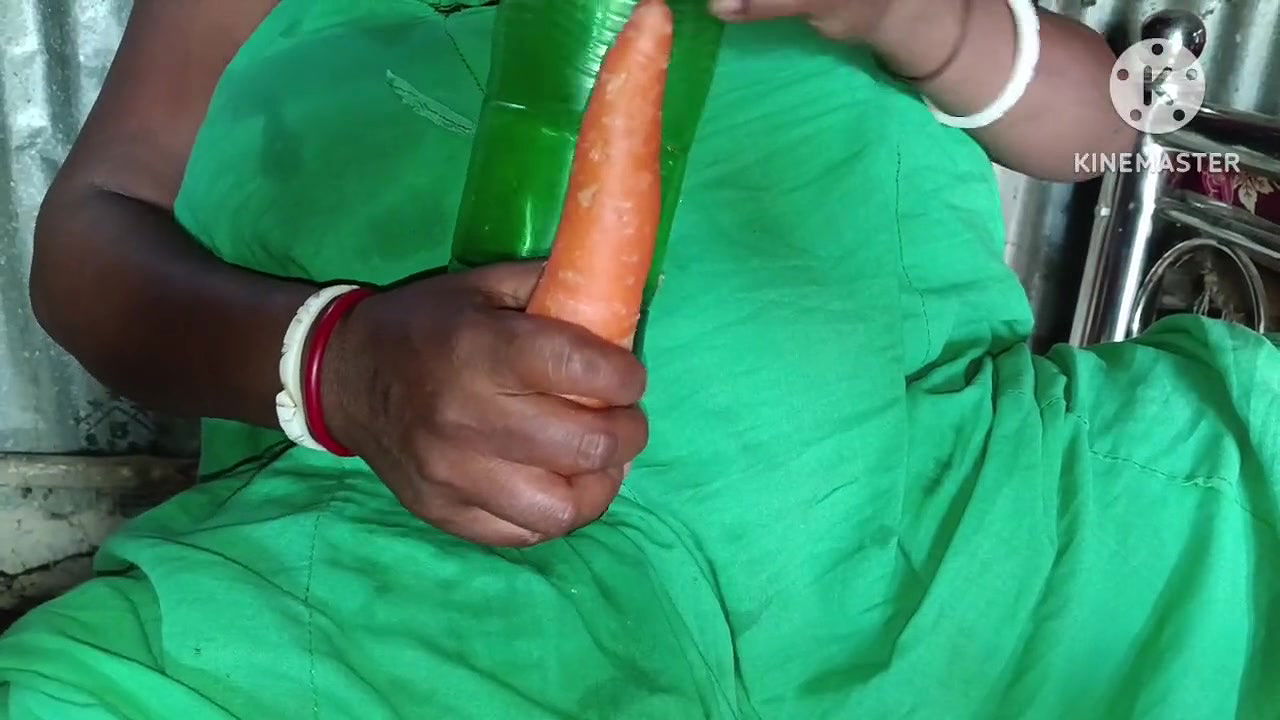 Husband Ghar per nahin tha to gajar se chudai ki