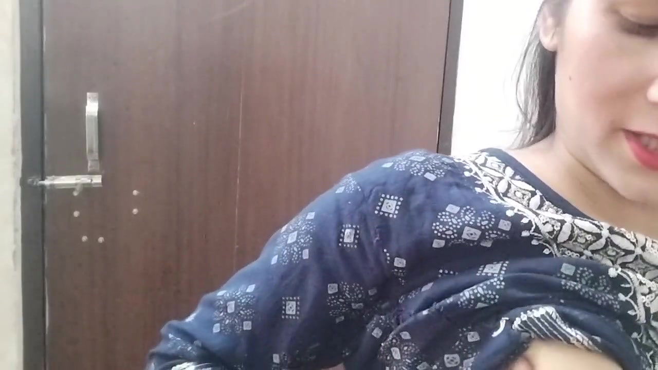 Indian muslim girl ki chuchi ko daba daba bur faad diya