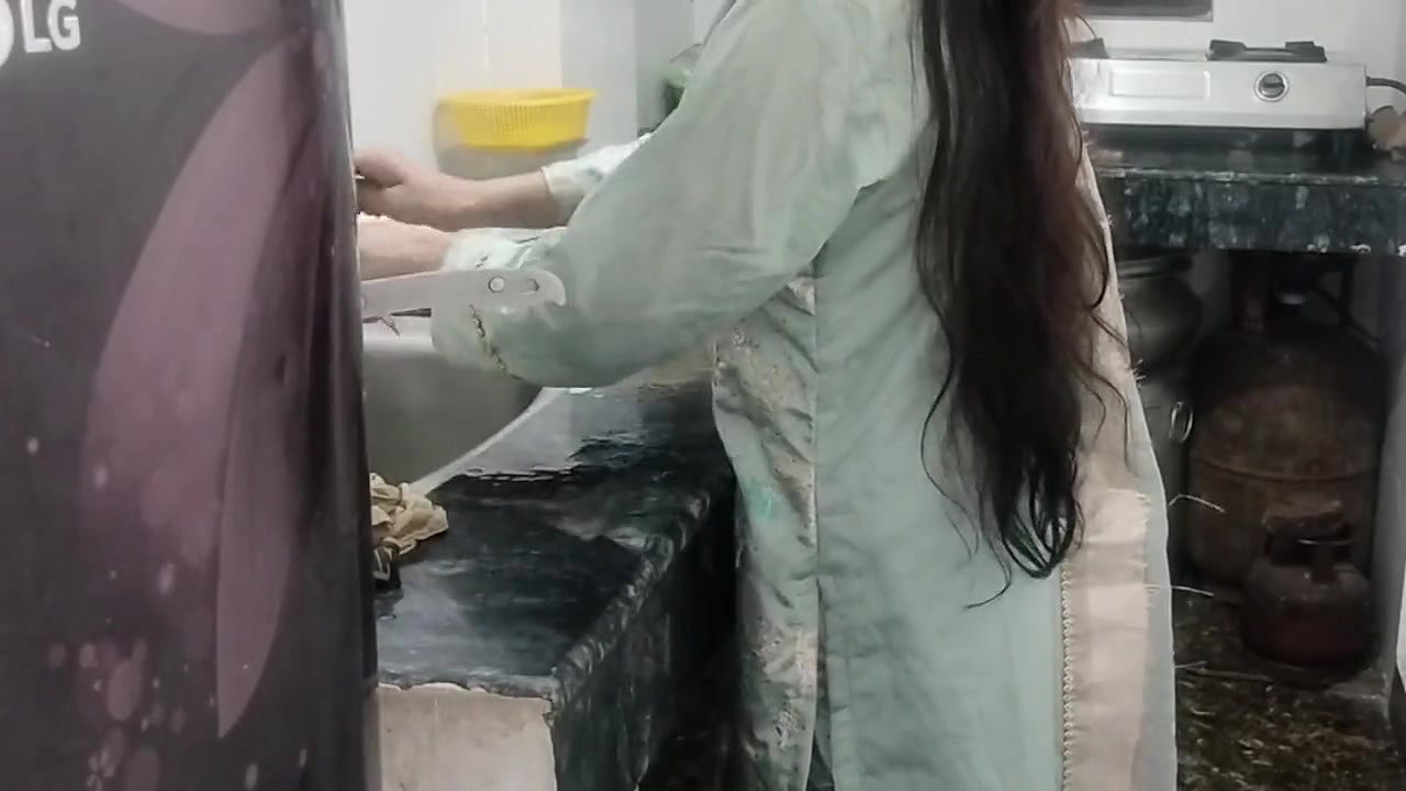 Little step sister ko bathroom me pakad ke jabar dasti pela