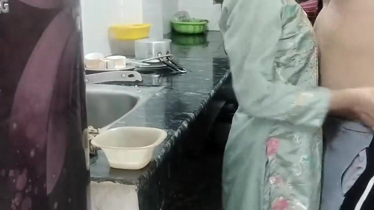 Little step sister ko bathroom me pakad ke jabar dasti pela