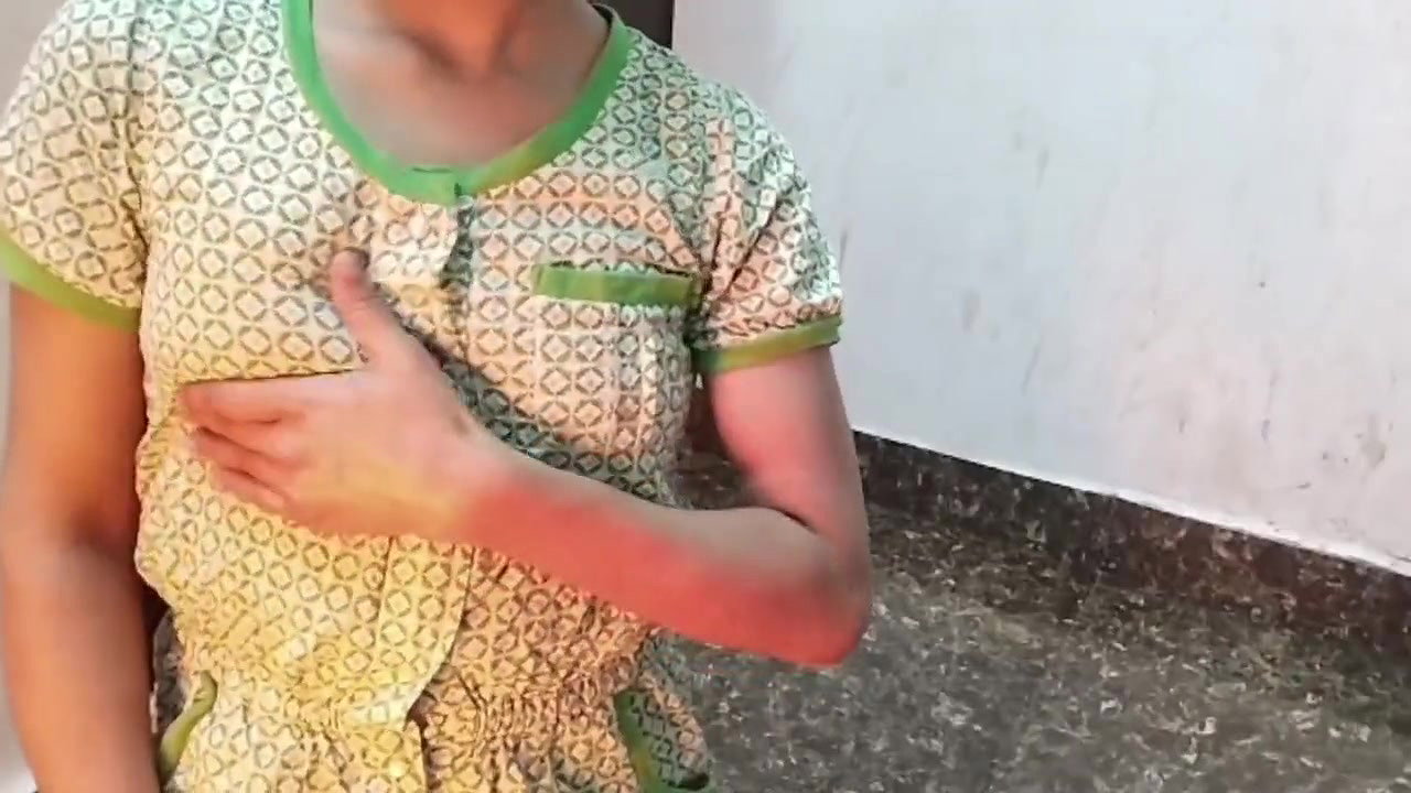 Little step sister ko bathroom me pakad ke jabar dasti pela