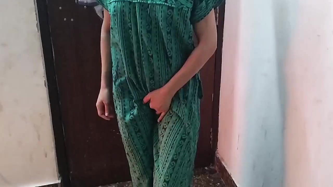 Little step sister ko bathroom me pakad ke pel diya