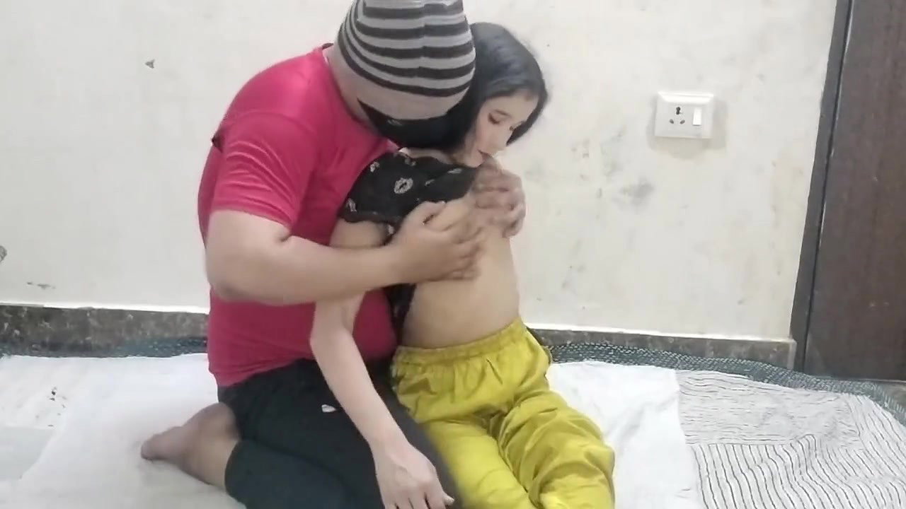 Little step sister ko nanga kar jabar dasti pakad ke choda